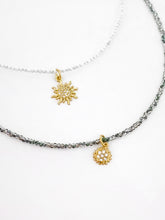 Filigrane Boho Halskette aus kleinen Glasperlen mit goldenem Sonnenanhänger